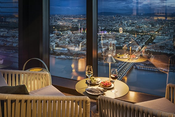 Fensterblick in die Dämmerung nach Sonnenuntergang vom 57 Restaurant im DC Tower aus