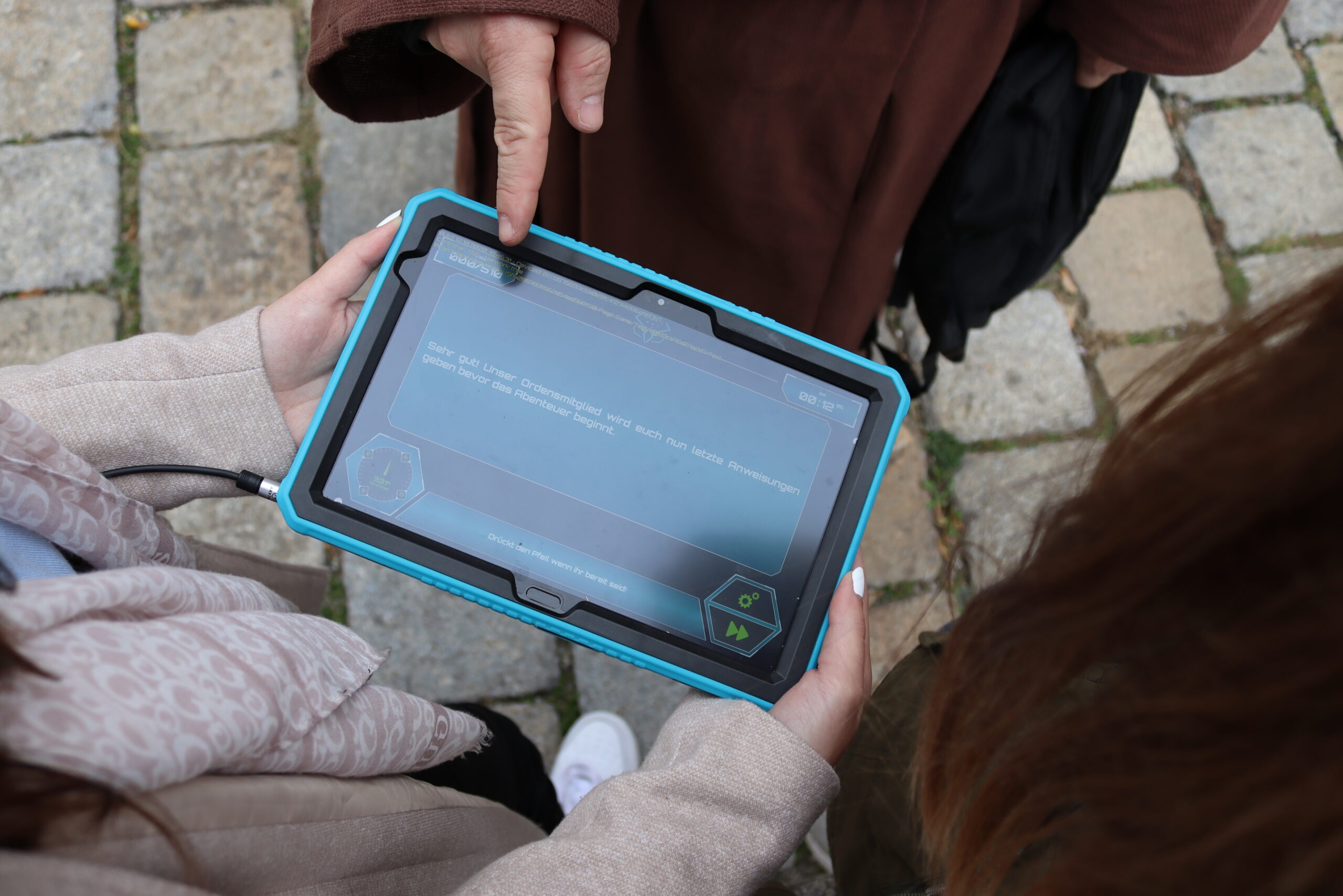Escape Gape Die Spure des Zaren der Time-Busters in Wien: Zwei Spieler halten Tablet mit Hinweisen