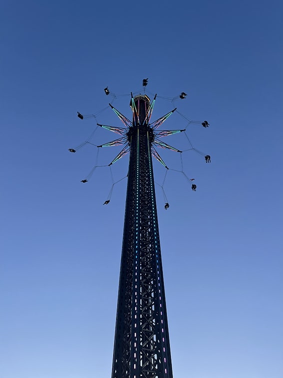 Auf dem Kettenkarussell im Prater ganz oben, von dort aus sieht man den Sonnenuntergang in Wien gut