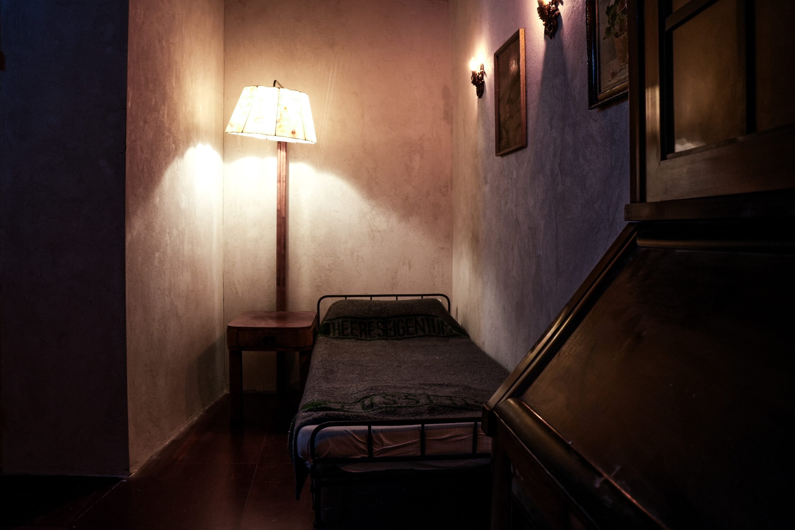 Metallbett und Lampe, zwei Details des Exit Rooms Time-Busters Wien