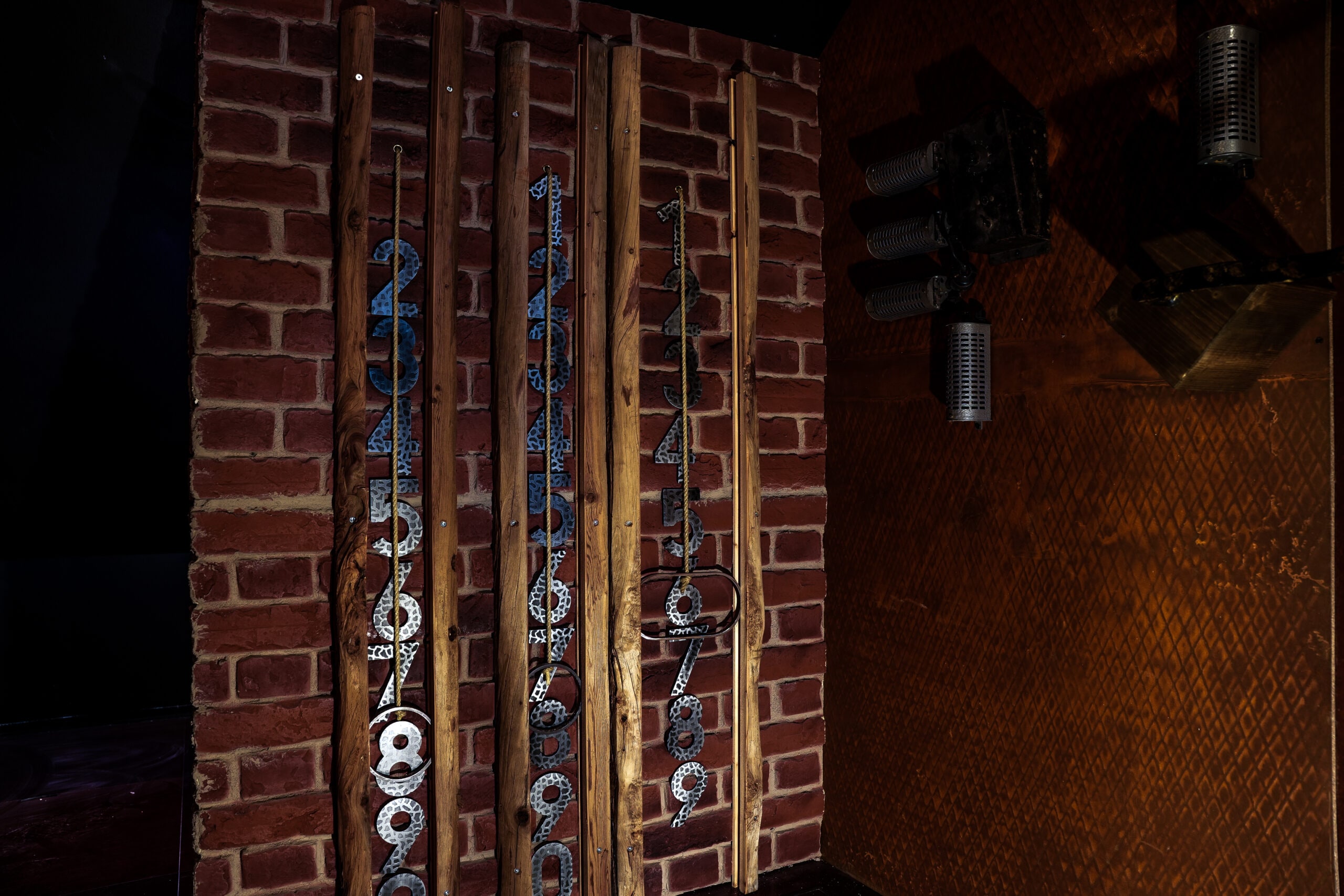 Metallzahlen an Steinwand, ein Detail für den Escape Room Weltenuhr bei Time-Busters Wien