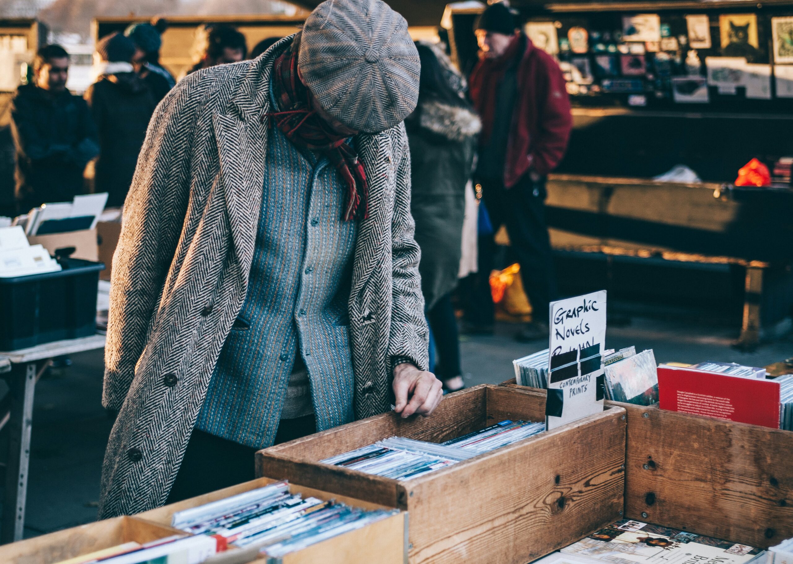 Mann sucht CD auf Wiener Flohmarkt