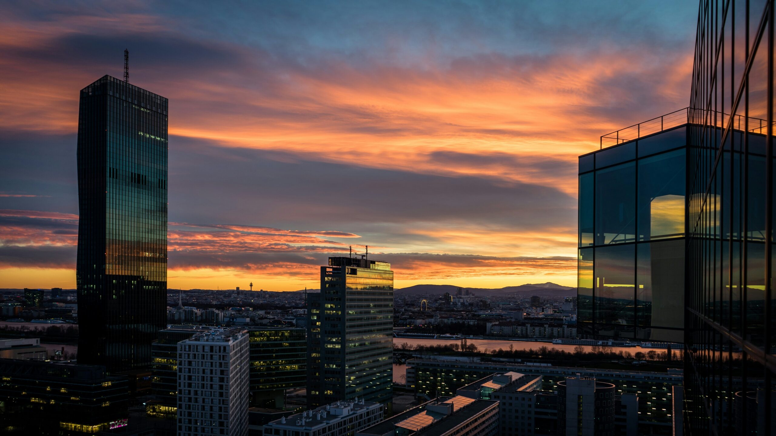 Sonnenuntergang in Wien: Blick aus Hochhaus fotografiert mit Blick auf DC Tower und Neue Donau