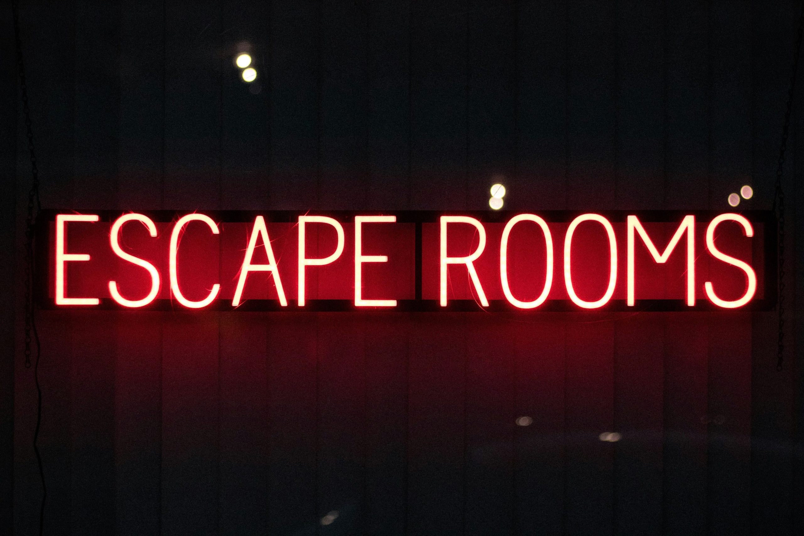 Roter Neon-Schriftzug Escape Rooms als Symbolbild für Time-Busters Wien