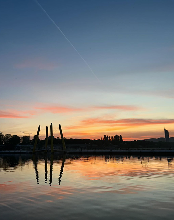 Himmel gefärbt vom Sonnenuntergang, betrachtet von der Copa Beach in Wien-Kaisermühlen