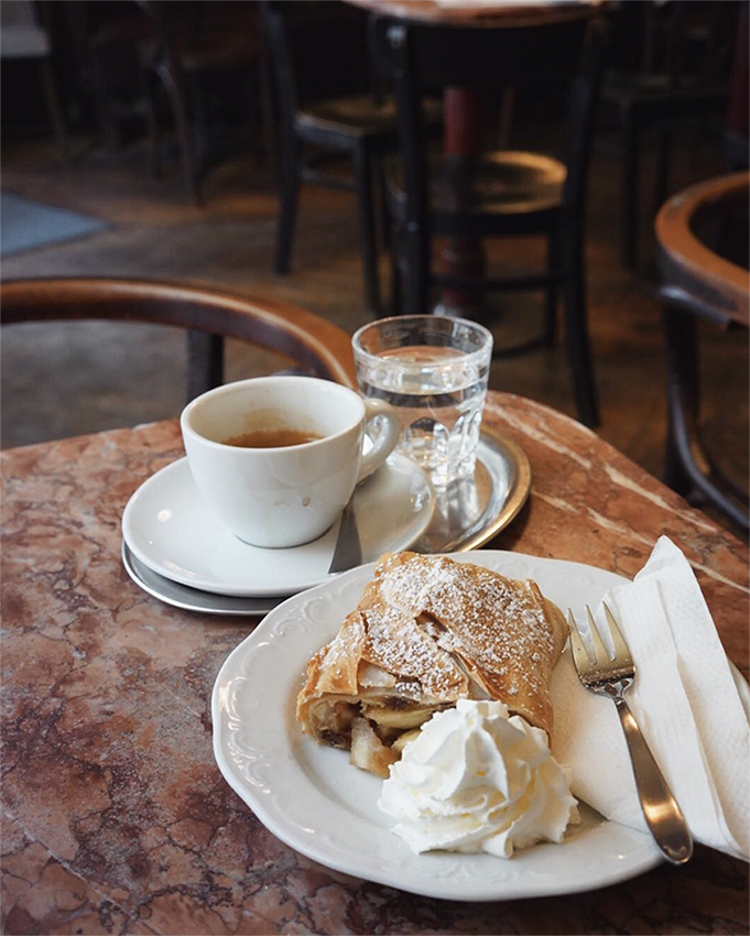 Apfelstrudel und Melange serviert im Café Kafka