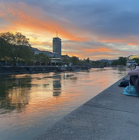 Sonnenuntergang in Wien: Blick vom Ufer des Donaukanal in Richtung Ringturm