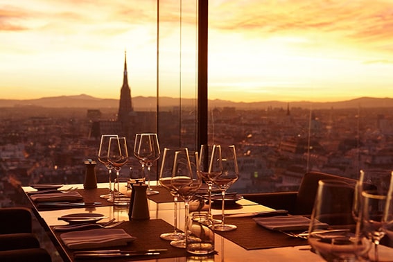 Romantischer Blick auf Steffl und Sonnenuntergang in Wien von der Rooftop-Bar S/O-Loft