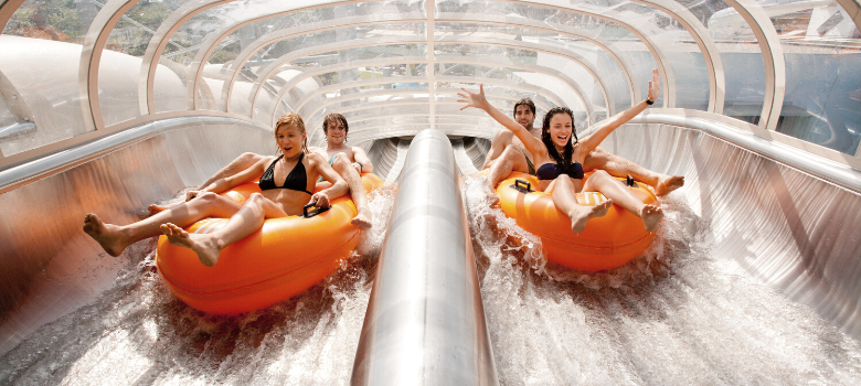 Therme Loipersdorf, eingerahmt von einer transparenten Röhre und spritzendem Wasser