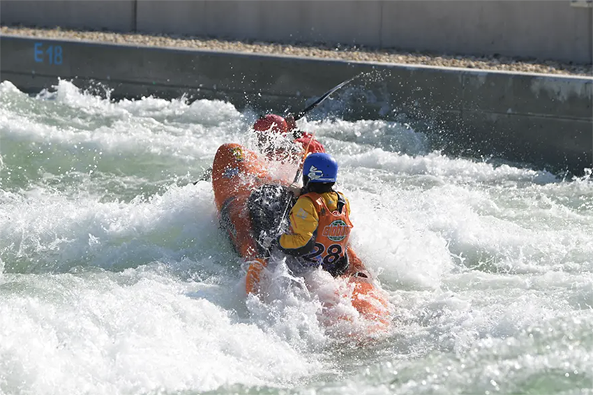 Boot beim Wildwasser-Rafting auf der Donau