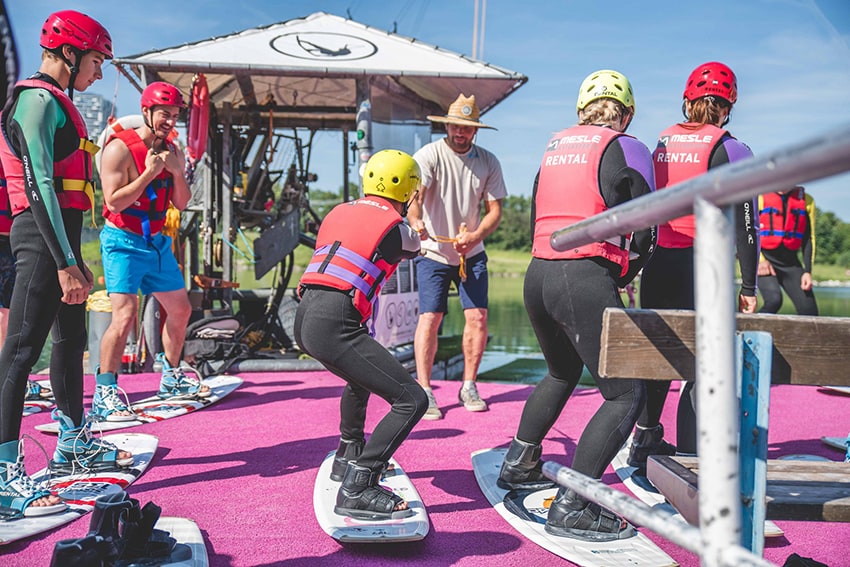 Menschen beim Üben für den Wakeboard-Lift auf der Neuen Donau, einem Geheimtipp in Wien