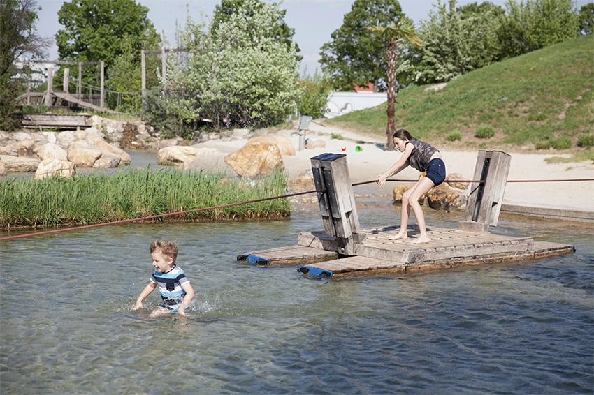 Geheimtipp Wien: Kinder auf dem Floß im Wasserspielplatz Donauinsel