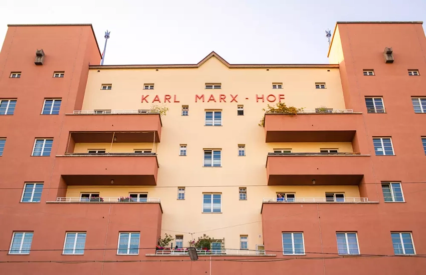 Karl-Marx-Hof in Wien, hier eine Fassade in rot-orange Tönen